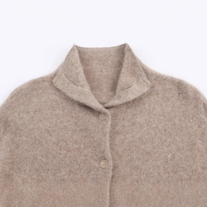 Cardigan in maglia cammello da donna con colletto a punta e bottoni coordinati