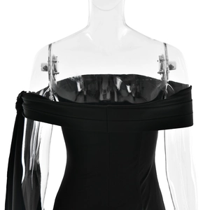 Détail d'une robe noire à épaules dénudées avec plis et rubans décoratifs élégants