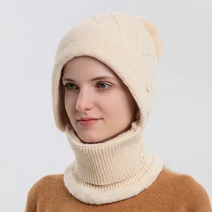Set berretto invernale in maglia e scaldacollo con fodera in ecopelliccia e pompon