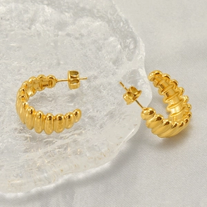 Boucles d'oreilles créoles en acier inoxydable doré avec texture ondulée chic