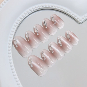Funkelndes rosa Katzenaugen-Nagelset mit Diamant-Strasssteinen in Herzschale