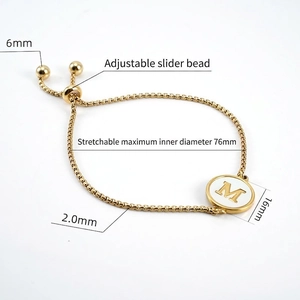 Bracelet en acier titane avec pendentif M en nacre et chaîne ajustable