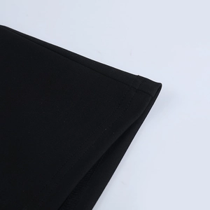 Macro di cuciture a doppio ago e trama in jersey nero liscio sul dettaglio di questo vestito
