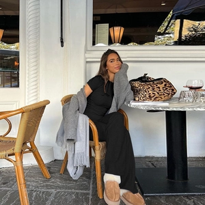Dettaglio della trama a costine di un set nero casual con t-shirt a maniche corte