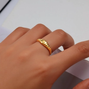 Bague croissant élégante en acier inoxydable doré avec une finition texturée