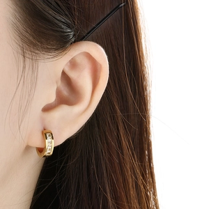 Boucles d'oreilles créoles en acier doré avec des pierres rectangulaires en zircone