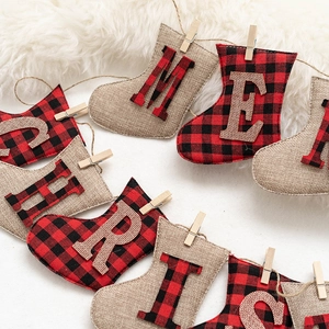 Guirlande de Noël en toile de jute avec lettres à carreaux rouges sur fond en fausse fourrure