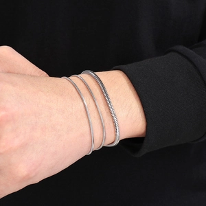 Lot de 3 bracelets chaîne serpent en acier inoxydable argenté portés au poignet