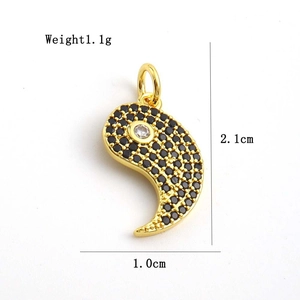 Détail macro du pendentif yin yang avec zircons noirs et clairs sur placage en or 18K