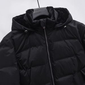 Winddichte schwarze Daunenjacke mit Pelzbesatz und Silber-Reißverschluss im Detail