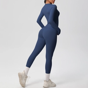 Dettaglio del set da yoga blu navy con maglia a maniche lunghe e leggings a vita alta