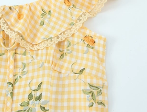 Dettaglio dello scollo in pizzo e motivo floreale a quadri su questo abito vintage