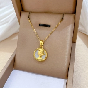 Detail der Goldmünzen-Halskette mit Muscheleinlage und Porträt in Geschenkbox