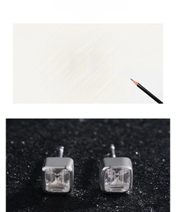 Vue macro de boucles d'oreilles carrées en zircon et argent sterling S925 poli