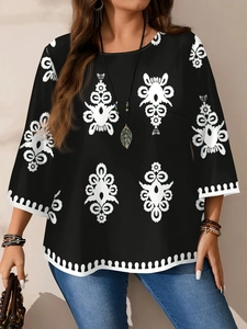 Detail van zwarte bohemian tuniek met etnische prints en witte kanten zoom en mouwen