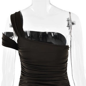 Détail du tissu froncé marron foncé et du design asymétrique à une épaule de la robe