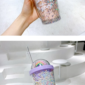 Detail van roze dubbelwandige beker met rietje en holografische sterren glitter