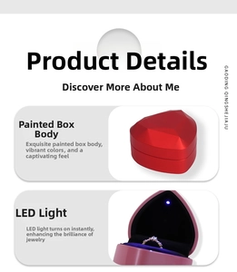 Vista de primer plano de estuches de joyas de corazón con acabado brillante y LED