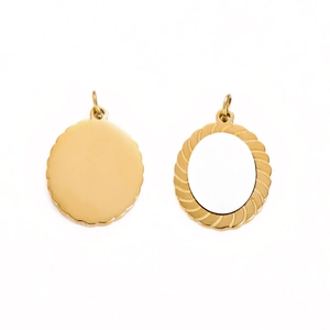 Dettaglio di ciondoli a croce placcati oro 14K per la creazione di gioielli fai da te