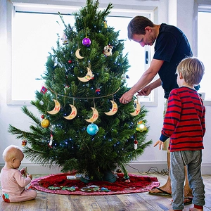 Mondbanner aus Holz mit roten HAPPY-Buchstaben als festlicher Weihnachtsbaumschmuck