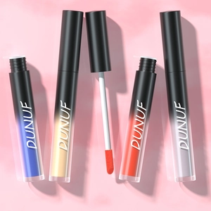 Gros plan sur un ensemble de gloss mat avec applicateur éponge et texture scintillante