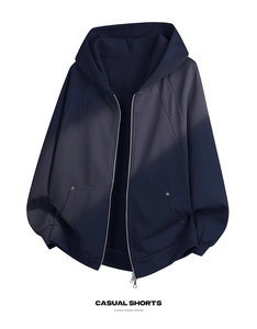 Detail eines dunkelblauen Zip-Hoodies mit Raglanärmeln und Rippbündchen am Saum