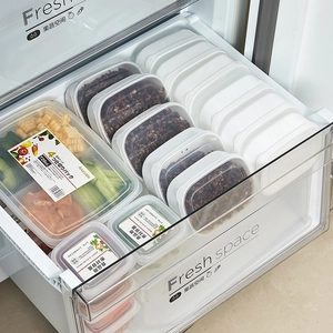 Contenitori alimentari da 720ml per pasti organizzati in un cassetto del frigorifero