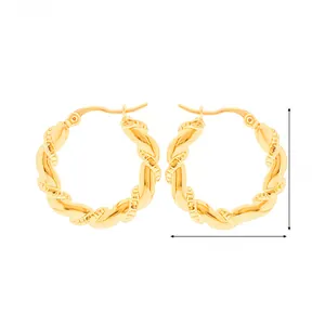 Dettaglio di orecchini a cerchio ritorti in acciaio inossidabile dorato 18K da 27mm