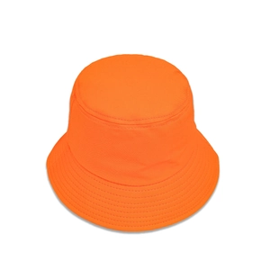 Détails des coutures sur le large bord d'un chapeau bob orange en coton pur