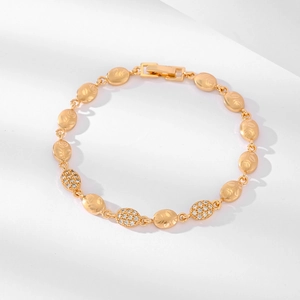 Elegantes vergoldetes Armband mit Rosengravur-Ovalen und Zirkonia-Gliedern für Damen