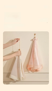 Détail de couvre-plats pliables en maille avec bordure en dentelle et crochet cœur