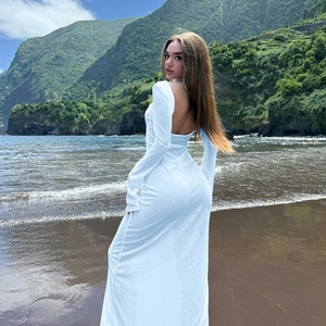 Elegante abito lungo bianco schiena scoperta con vestibilità slim e tessuto strutturato