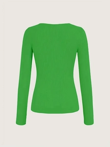 Dettaglio posteriore della maglia a maniche lunghe in maglia a coste verde erba scollo a v