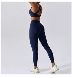 Dettaglio dei leggings a vita alta arricciati e del reggiseno sportivo con incrocio