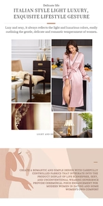 Detailaufnahme des rosa Satin-Bademantels mit schwarzer Paspelierung und Seidenstruktur