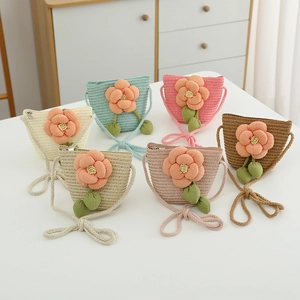 Handgefertigte Kinder-Strohtaschen mit 3D-Blumen in verschiedenen Sommerfarben