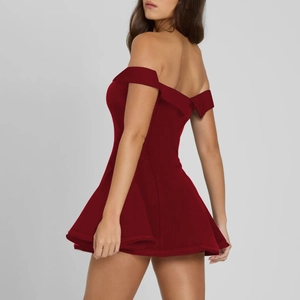 Vue arrière d'une mini-robe moulante bordeaux avec épaules dénudées et coupe cintrée