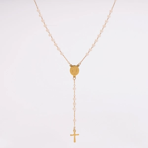 Détails du chapelet rose avec croix dorée et médaille de la Vierge Marie en gros plan
