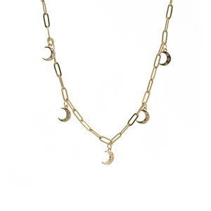 Détail du collier chaîne trombone doré avec cinq pendentifs demi-lune sertis de zircons