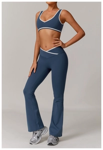 Détail de pantalon de yoga taille haute avec taille croisée et coupe évasée