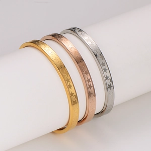 Brazaletes tricolores de acero inoxidable con estrellas grabadas en oro, rosa y plata