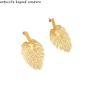 Exquisite goldene hohle Monstera-Blatt-Ohrringe im französischen Vintage-Stil für Damen