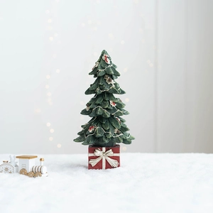 Vue détaillée du sapin de Noël en résine sur neige avec petit train et lumières bokeh