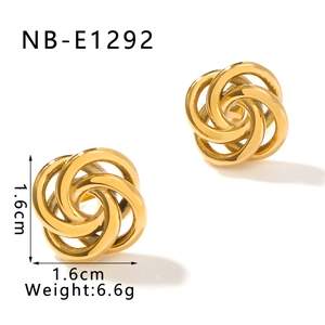 Macro shot of gold-plated titanium knot earrings with 1.6cm dimensions and weight detail