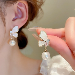 Élégantes boucles d'oreilles papillon dorées avec ailes blanches et pendentifs perles