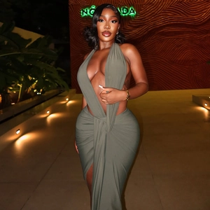 Détail de la robe licou vert olive avec décolleté en V profond et plis à la taille