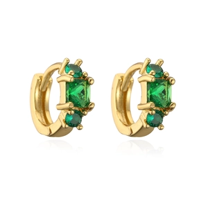Dettaglio di mini orecchini a cerchio placcati oro con pietre di zircone verde smeraldo
