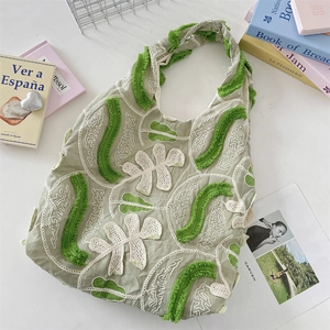 Détail du motif floral en dentelle 3D sur ce sac hobo vintage de couleur vert clair