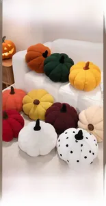 Collectie pluchen pompoenkussens in diverse kleuren voor een gezellige herfsthuisdecoratie