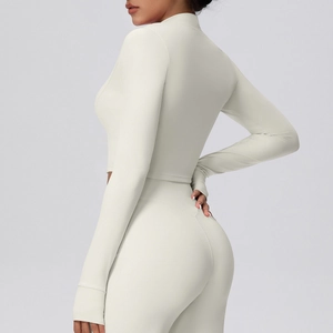 Detailansicht eines cremeweißen Yoga-Sets mit hoher Taille und Oberteil mit Stehkragen